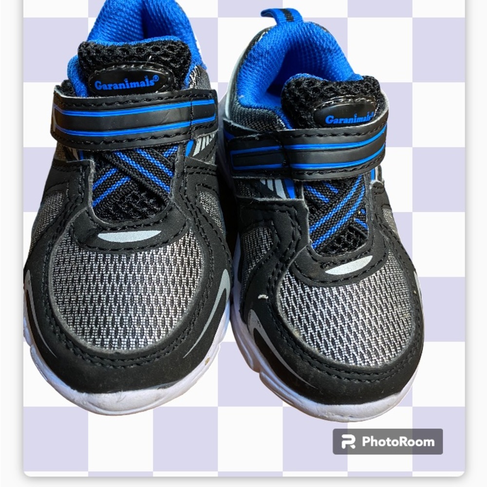 Garanimals boys shoes. Size 5. back to school, excellent condition.